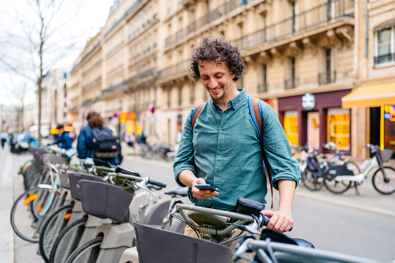 自行车日，它们的成本较低且在城市中很受欢迎，因此绿色出行开始兴起
