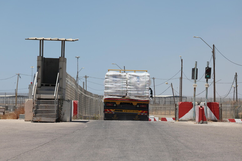 埃及恢复向加沙空投援助，凯雷姆沙洛姆派出 200 辆卡车