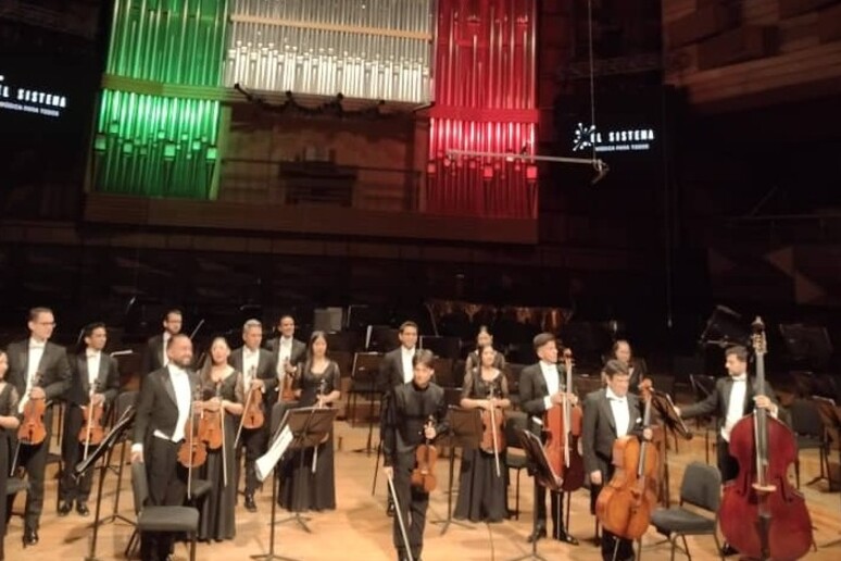 小提琴家塔利亚门托在加拉加斯举行的音乐会