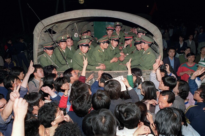 天安门事件北京和香港加强安保