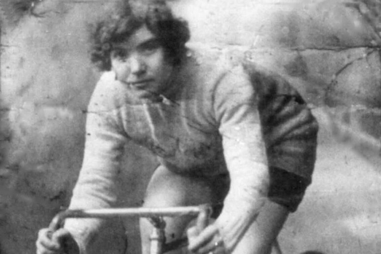 拉奎拉的阿方西娜·斯特拉达 (Alfonsina Strada) 记得 1924 年环意自行车赛上的那辆粉色自行车
